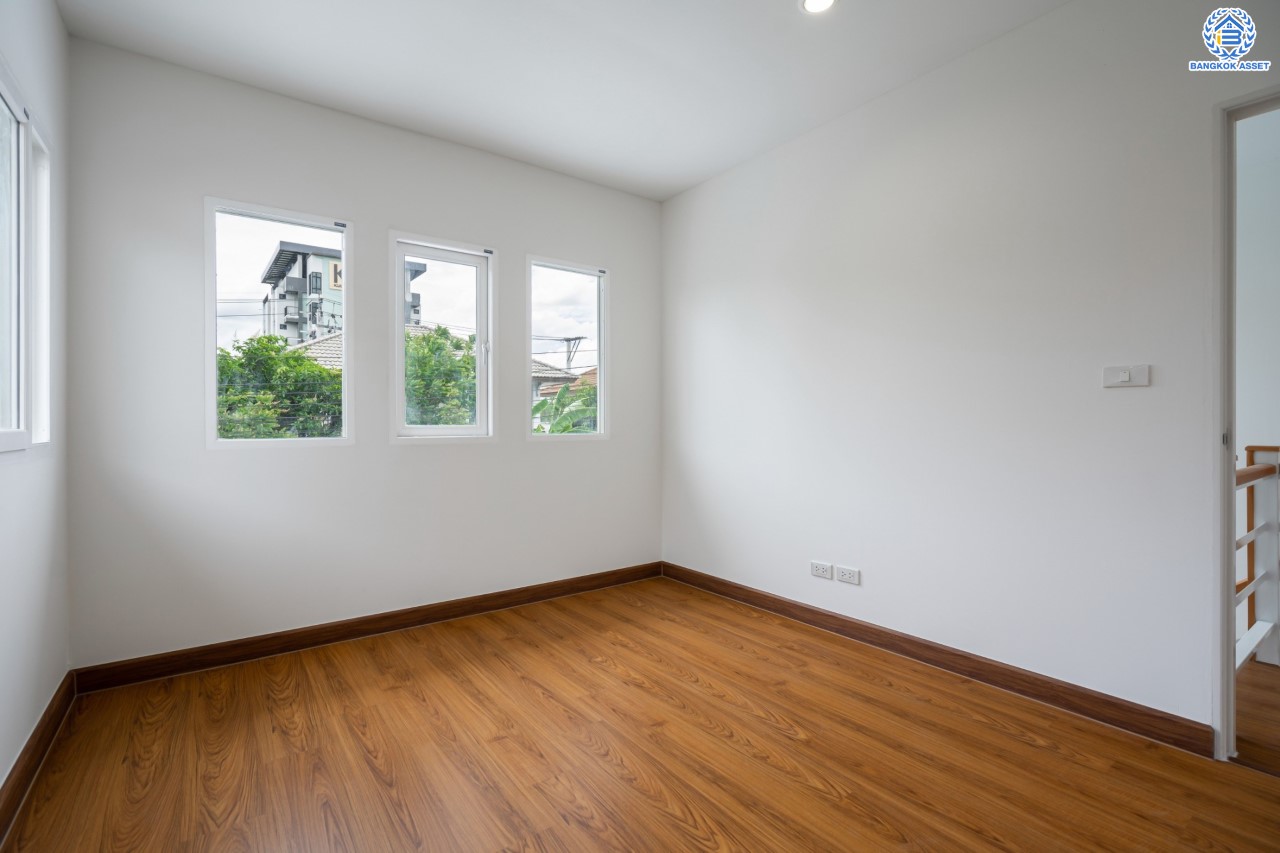 บ้านมือสองตกแต่งใหม่ ม.พฤกษาวิลเลจ11 ท่าอิฐ หลังมุม เนื้อที่ 50.2 ตร.ว. ฟังก์ชันพร้อม 4 ห้องนอน 2 ห้องน้ำ 2 ที่จอดรถ บนทำเลศักยภาพ เข้า-ออกได้ทั้งถ.รัตนาธิเบศร์ และถ.ราชพฤกษ์ ใกล้รถไฟฟ้าสายสีม่วง "สถานีบางรักน้อยท่าอิฐ"